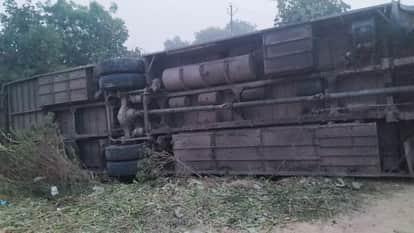 Jhansi: Bus overturned while backing on Shivpuri Highway, 12 injured