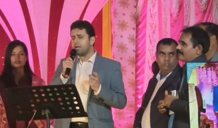 Bihar News: चपरासी के घर शादी समारोह में पहुंचे डीएम, देखते ही खुश हुए लोग; बिखेरा सुर तो बजी तालियां