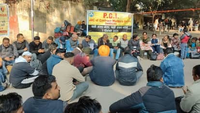 Contract workers of PGI Chandigarh protested at Jantar Mantar in Delhi