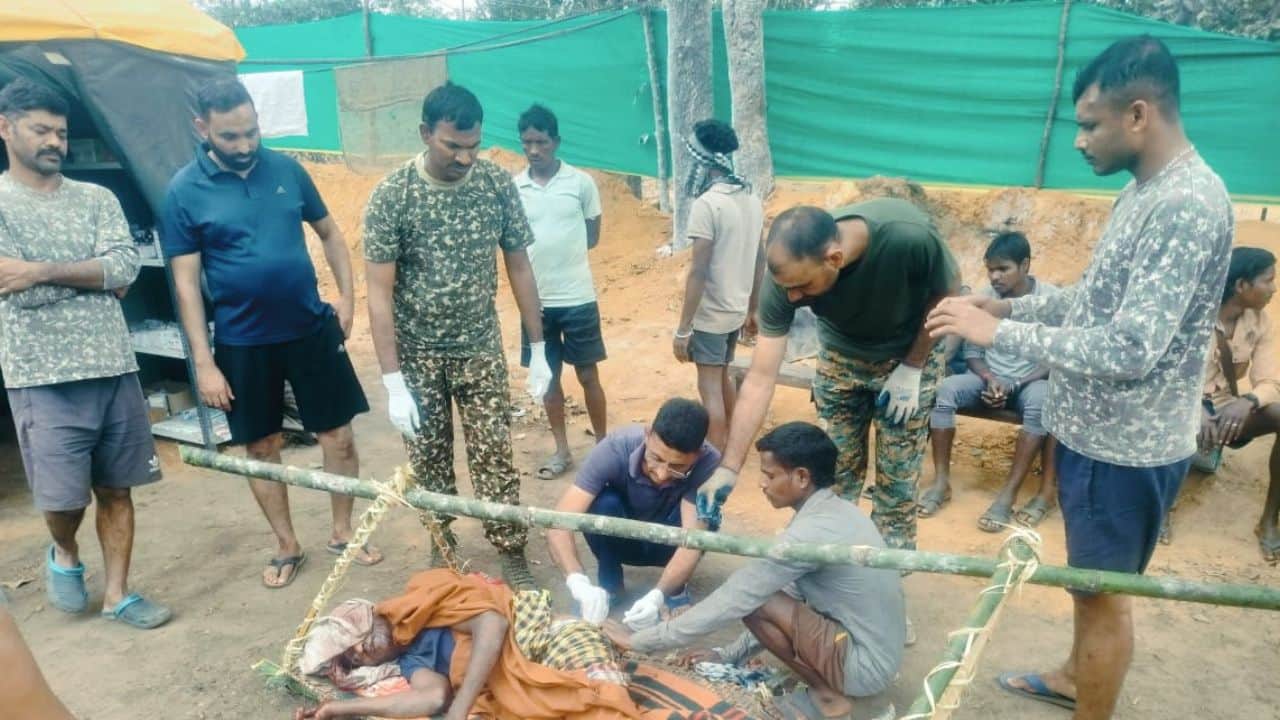 जवानों ने घायल ग्रामीण को बचाया