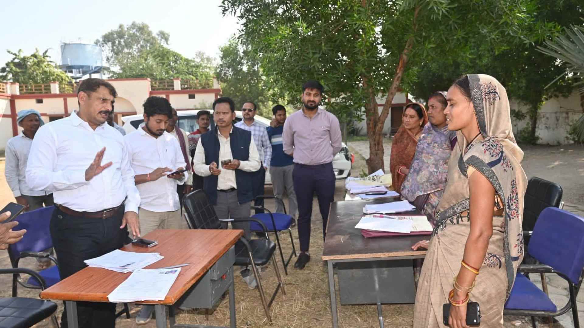 कलेक्टर ने एसआईआर सर्वे का निरक्षण किया