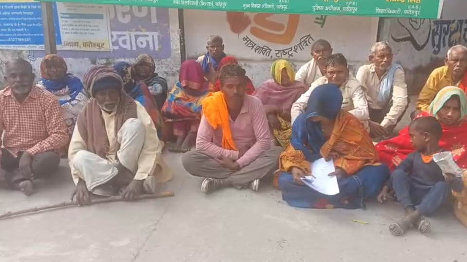 Fatehpur: Accusing the Kanungo of taking a bribe, the victim's family created a ruckus at the Collectorate