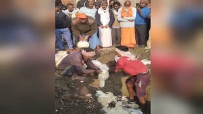 Raid in Khova Mandi stirs up panic; traders flee leaving behind 1.75 quintals of Khova, destroyed