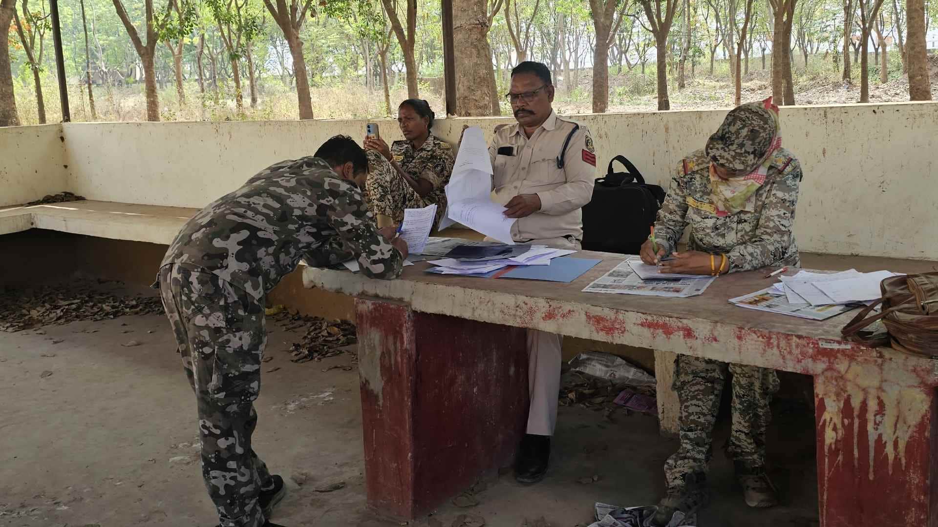 कार्रवाई करती पुलिस