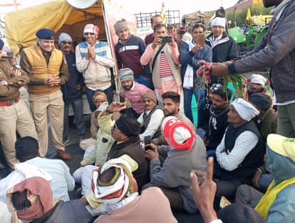 Indore: Farmers blockade Khalghat checkpoint on AB Road, vehicles stopped, routes diverted