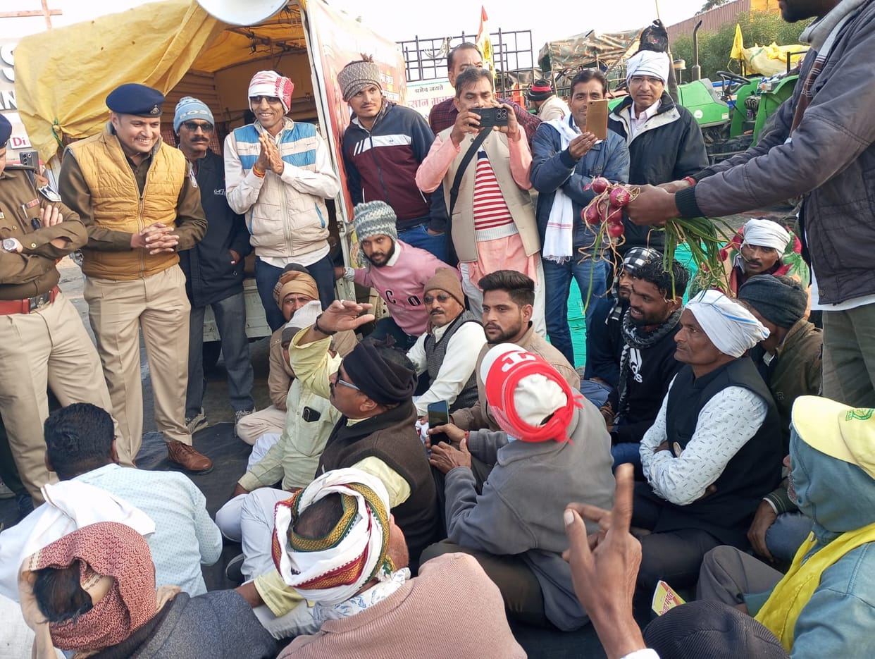 Indore: Farmers blockade Khalghat checkpoint on AB Road, vehicles stopped, routes diverted