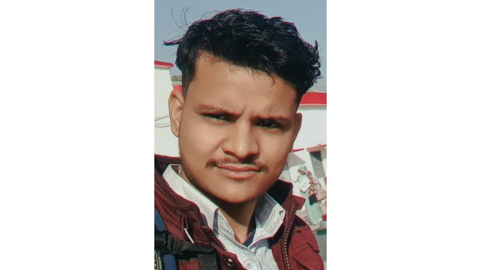 Jan Sewa Kendra operator dies after being hit by a train