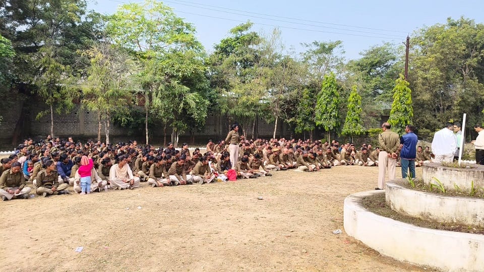 नगर सैनिकों ने दिया धरना