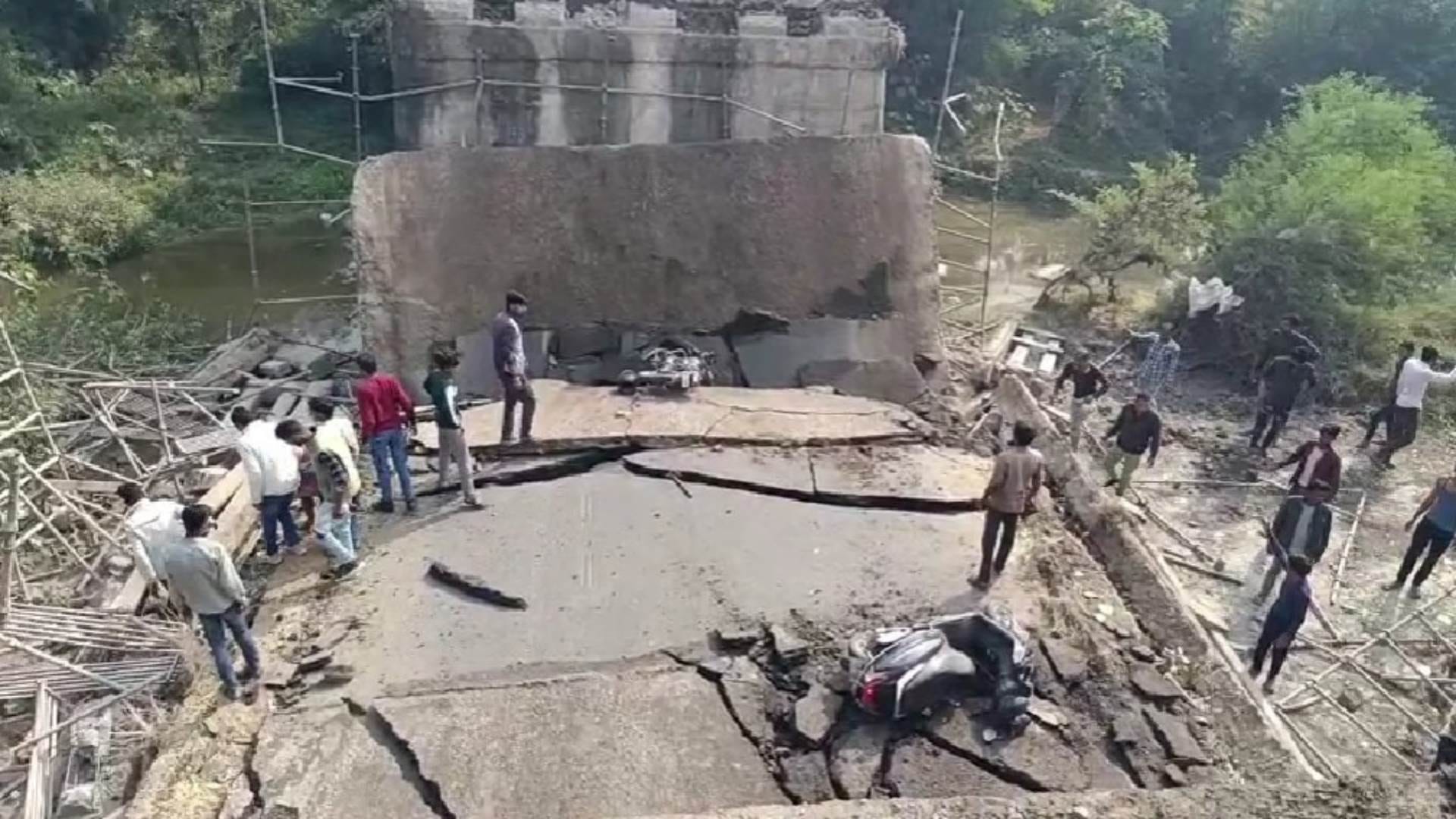 पुल का गिरा हिस्सा।