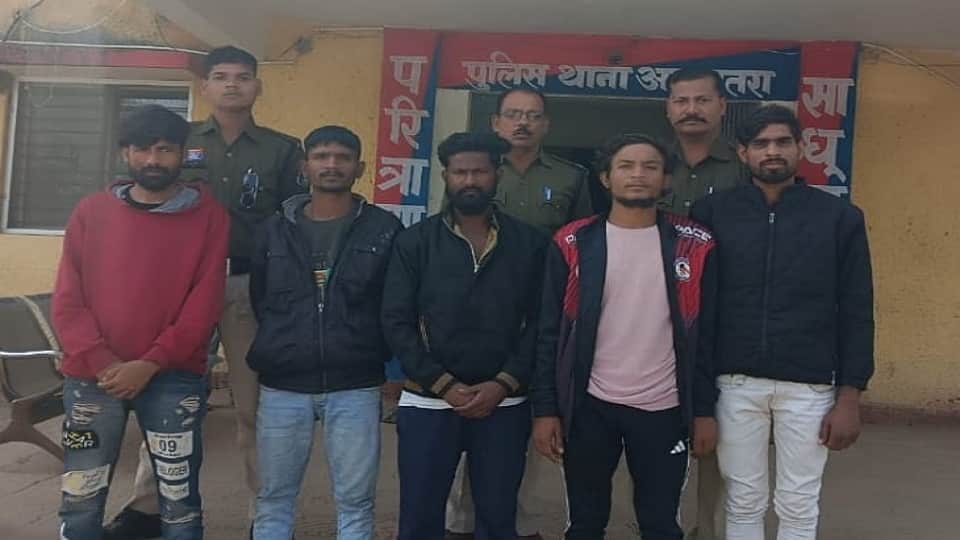 पुलिस की गिरफ्त में आरोपी