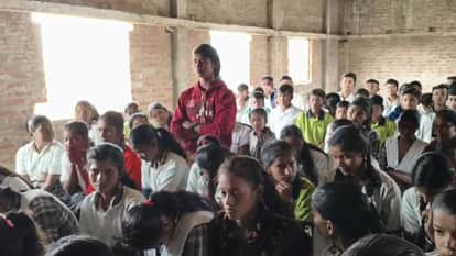 Deputy SP trained girl students at police Pathshala in Azad Inter College in chandauli