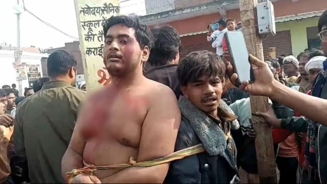 Villagers tied attackers to pole and beat them for beating two brothers who tent traders in ghazipur
