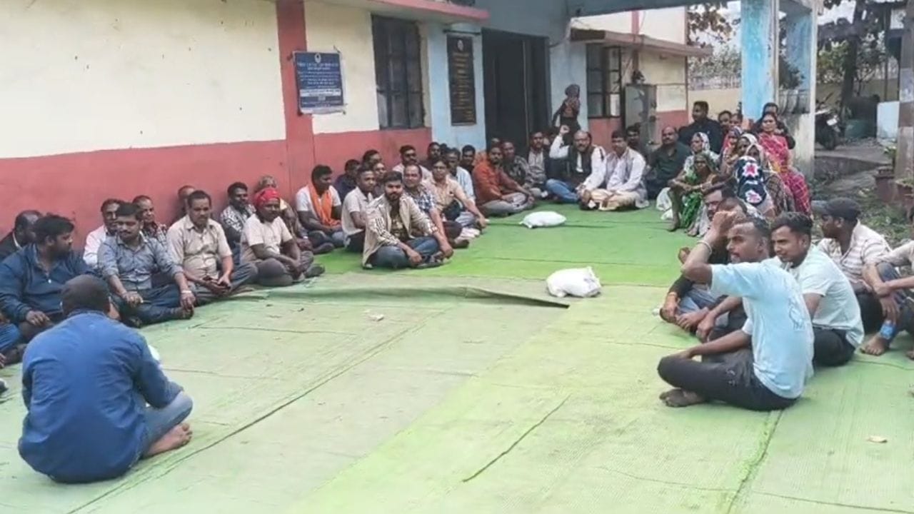 प्रदर्शन करते ग्रामीण