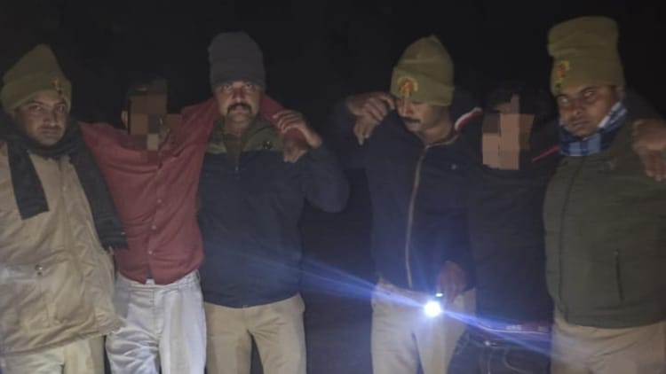 Budaun News: मुठभेड़ में 50-50 हजार के इनामी दो गोतस्कर गिरफ्तार, दोनों के पैरों में लगी गोली; एक सिपाही घायल