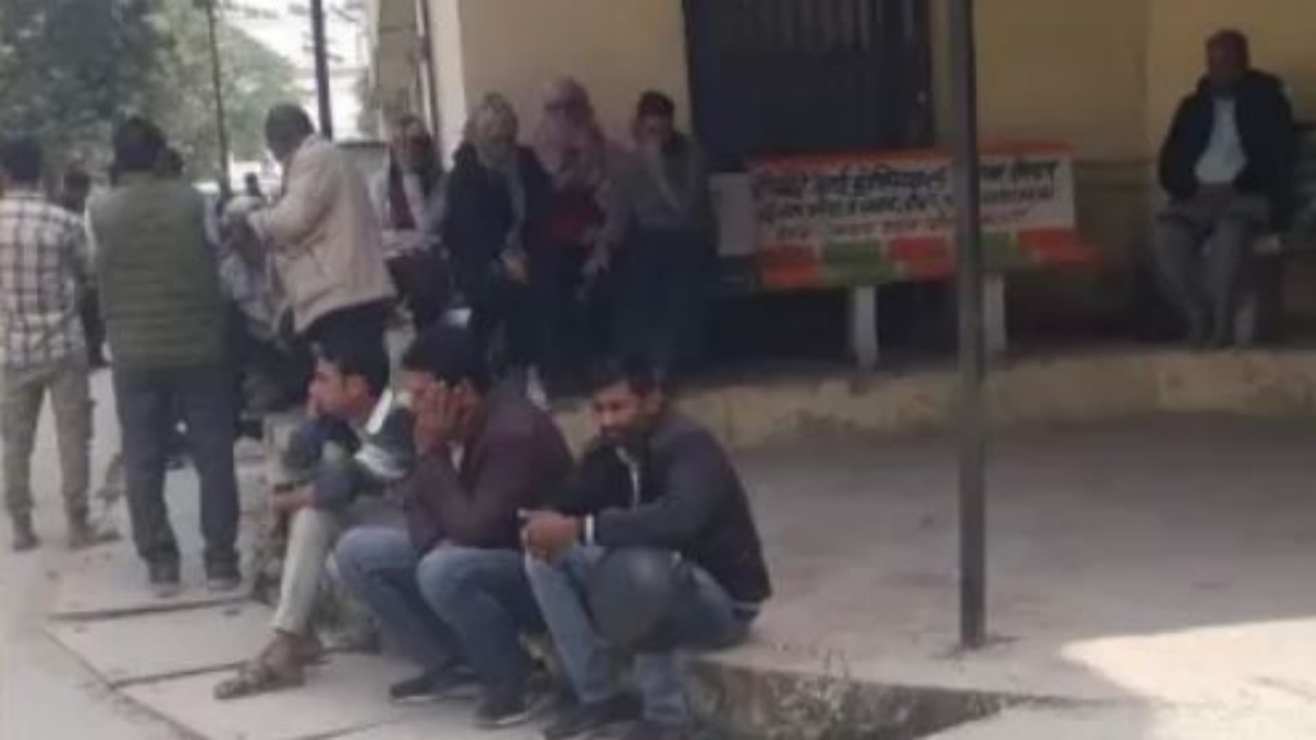 मोर्चरी के बाहर बैठे परिजन