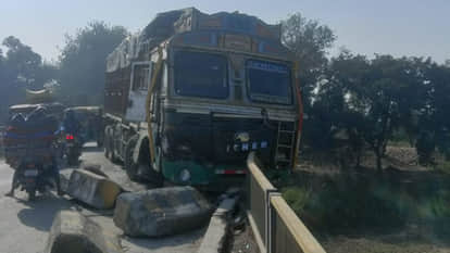 Farrukhabad: Truck collides with divider, hangs on Ramganga Bridge, highway traffic jam