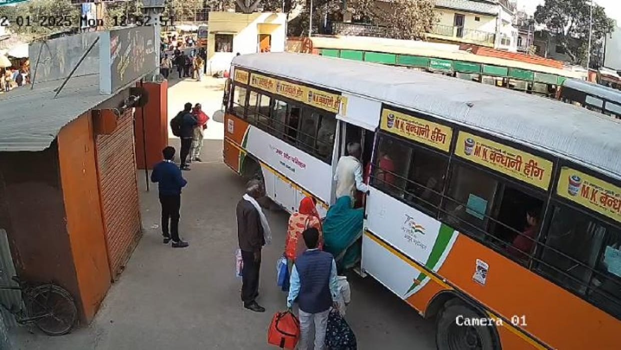 jewellery worth Rs 8 lakh stolen from roadways bus at the bus stand in Shahjahanpur