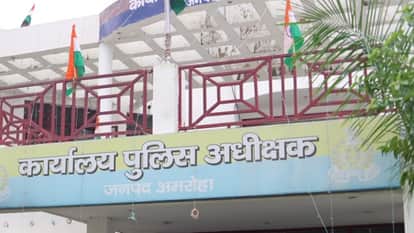 UP: Policemen attacked and tore their uniforms, got angry at the mention of warrant