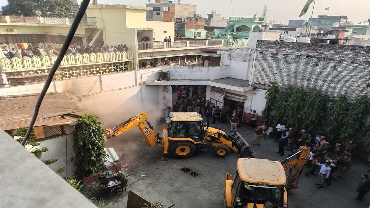 Bulldozer runs on houses of two people including SP leader close to Azam Khan