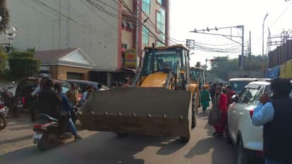 मौके पर पहुंचे बीडीए के बुलडोजर
