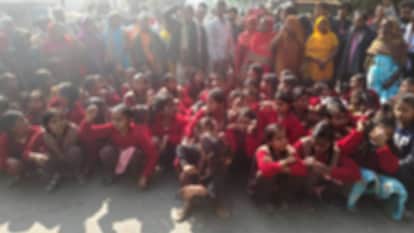 UP: Girl students block road in Amethi, say teachers are harassing them, we want justice