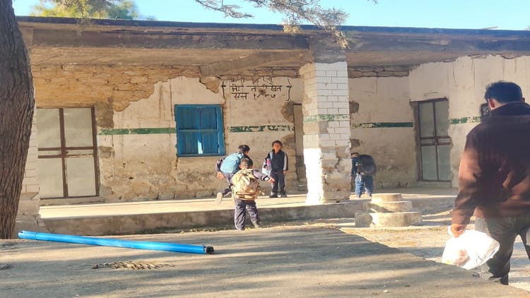 टूटी दीवारें, लीक करती छत: ऐसे स्कूलों में कैसे बनेगा बच्चों का भविष्य? बदहाल शिक्षा व्यवस्था बनी पलायन की वजह