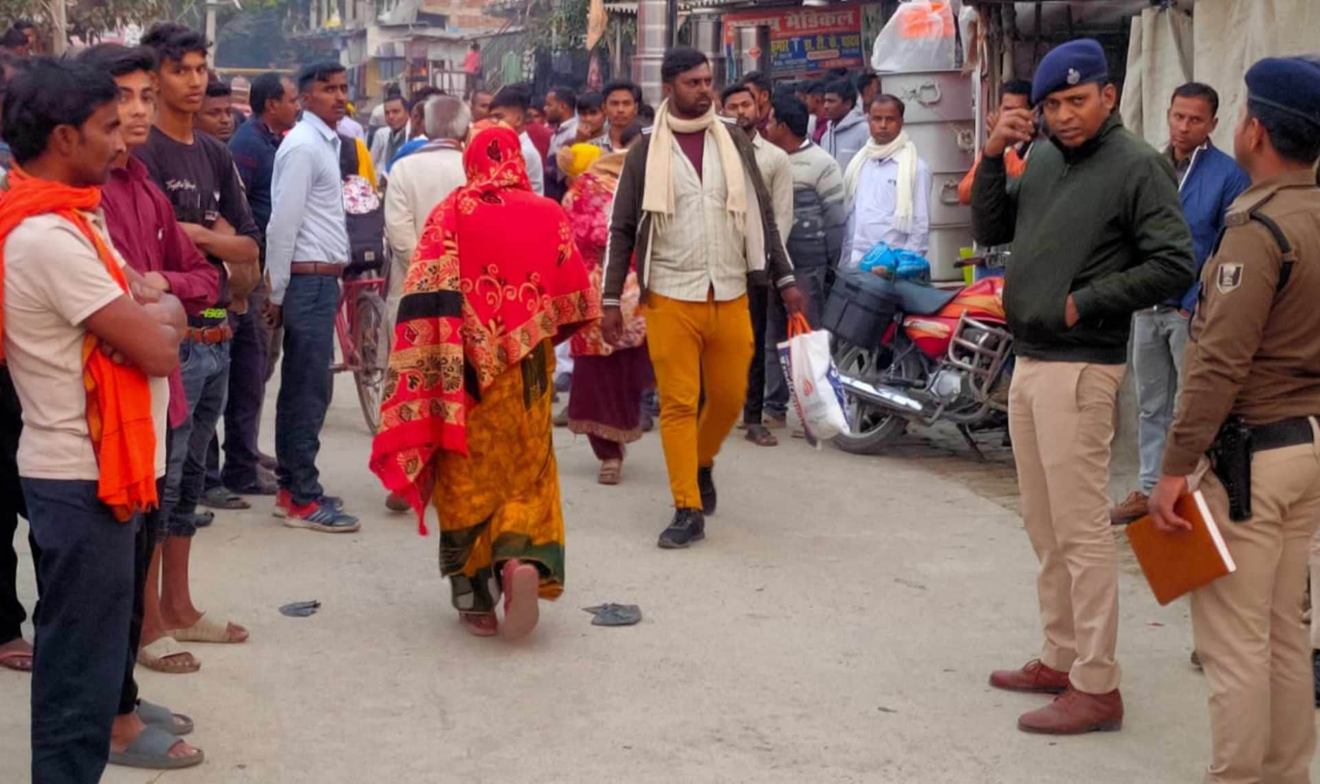 जांच करती पुलिस