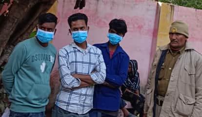 जाजमऊ में हादसे में मृतक तारा बानो के परिजन पोस्टमार्टम हाउस से मौजूद।