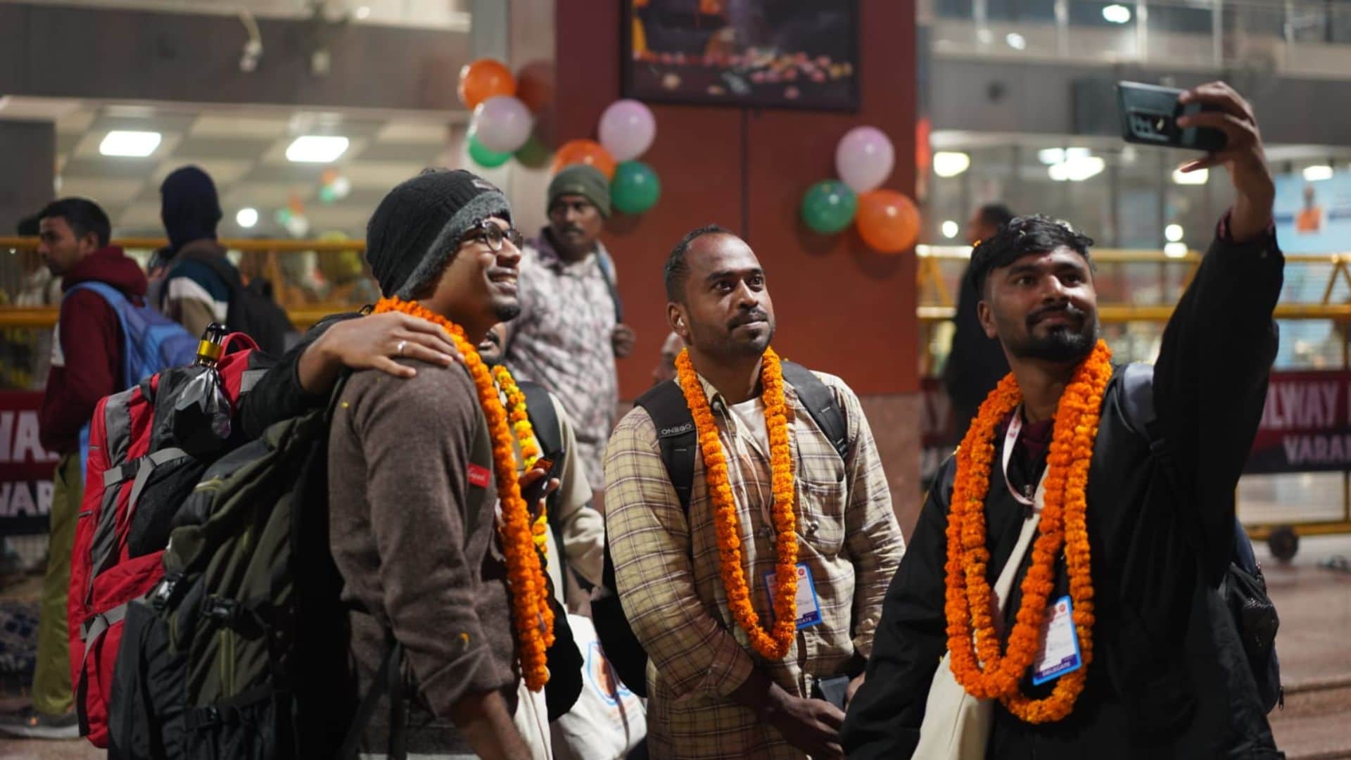 Kashi Tamil Sangamam 4.0 first batch of 216 students arrived at Banaras station grand welcome in varanasi