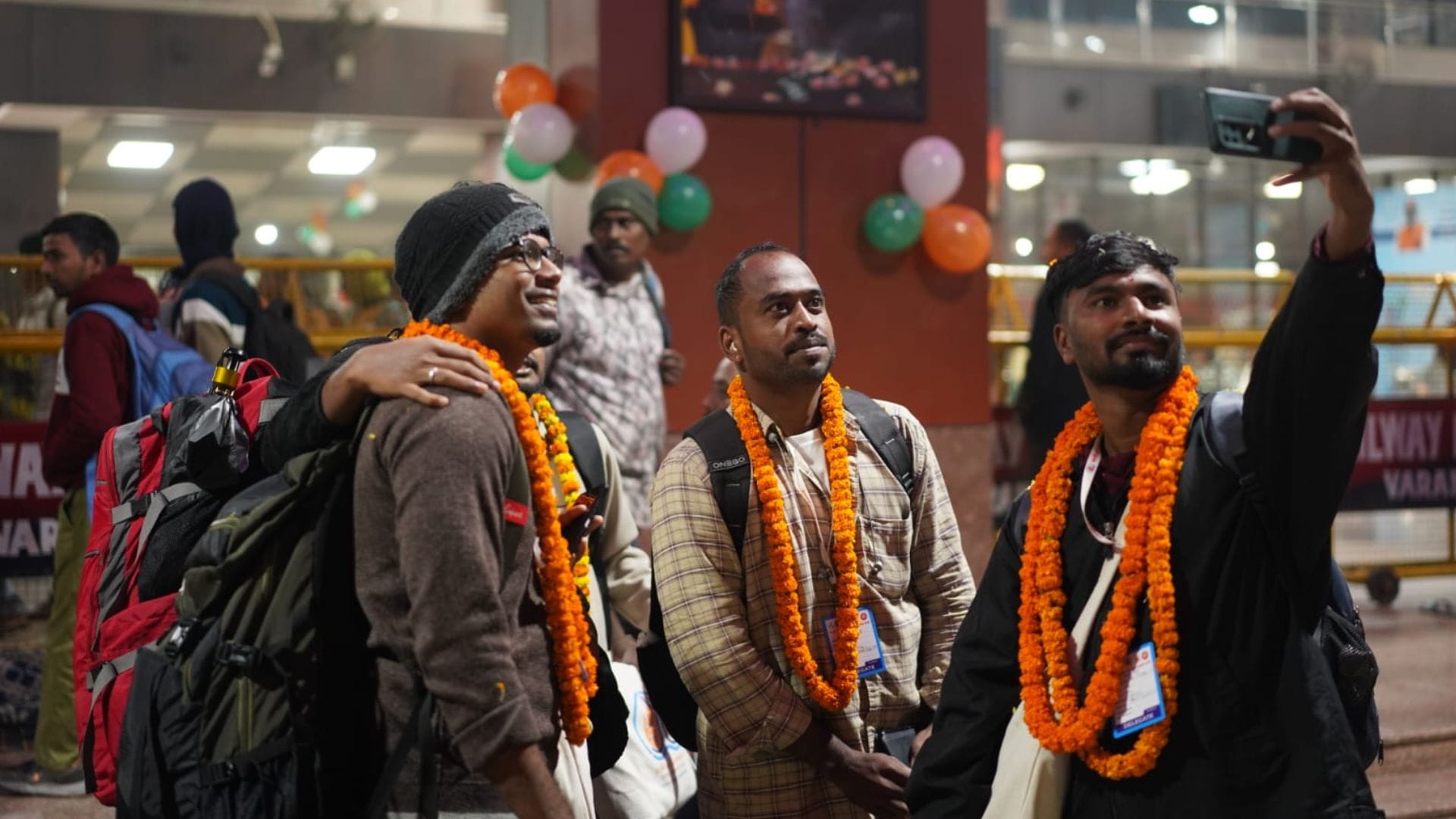 Kashi Tamil Sangamam 4.0 first batch of 216 students arrived at Banaras station grand welcome in varanasi