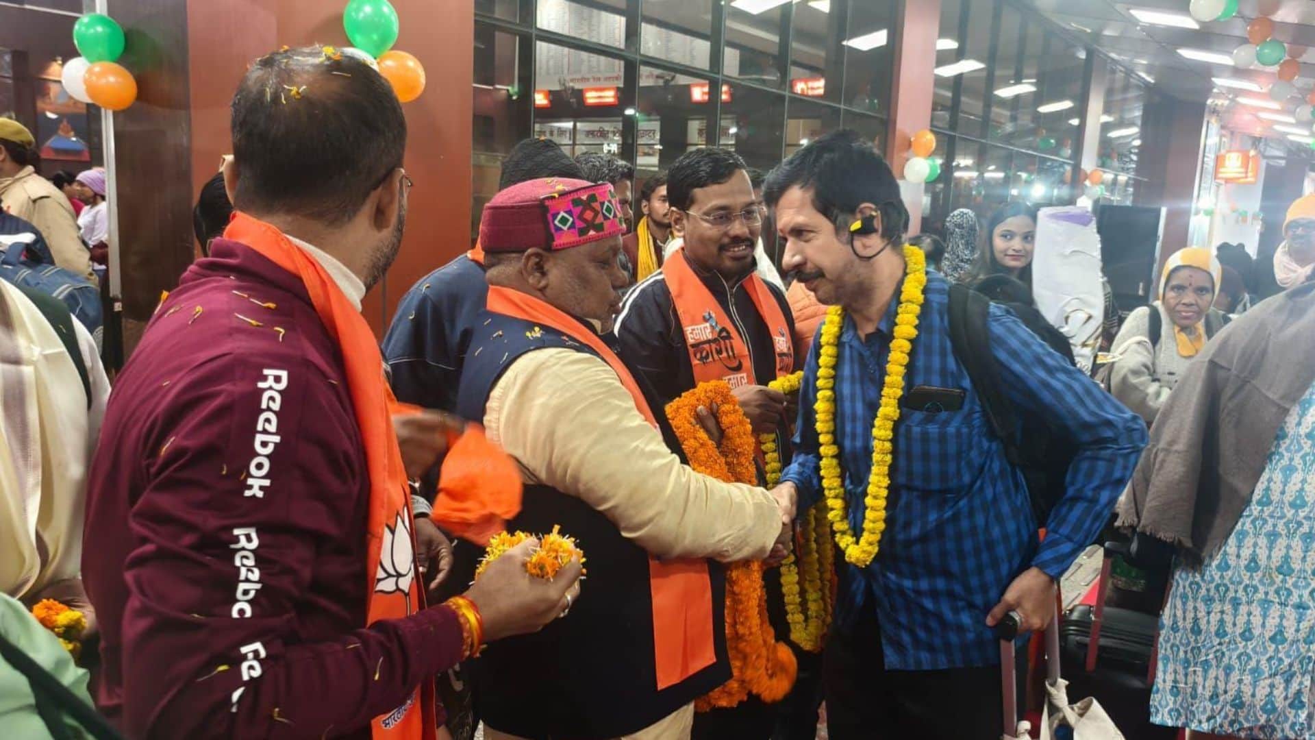 Kashi Tamil Sangamam 4.0 first batch of 216 students arrived at Banaras station grand welcome in varanasi