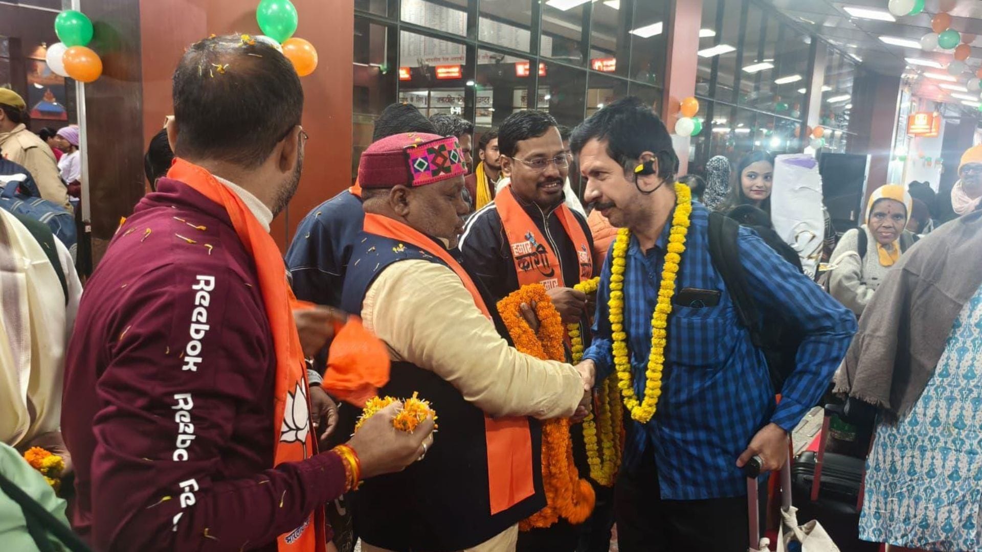 Kashi Tamil Sangamam 4.0 first batch of 216 students arrived at Banaras station grand welcome in varanasi