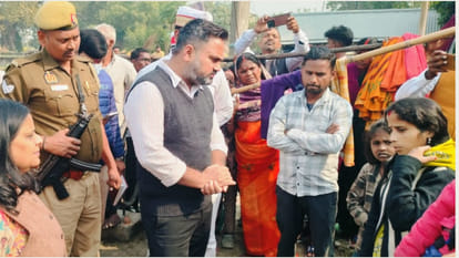 Kushinagar DM meets family members of children who died of fever, gathers information while sitting on a mat