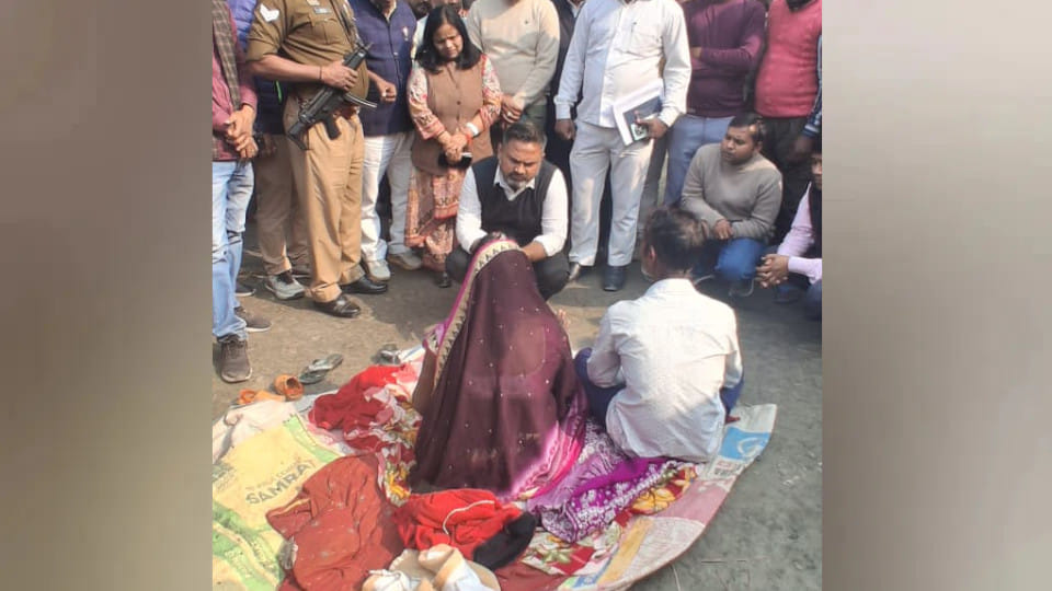 Kushinagar DM meets family members of children who died of fever, gathers information while sitting on a mat
