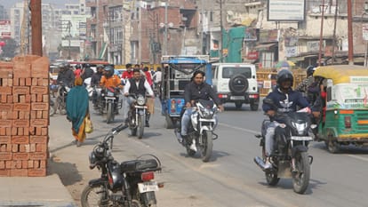 मंडुवाडीह चौराहे से गलत दिशा में आते- जाते लोग