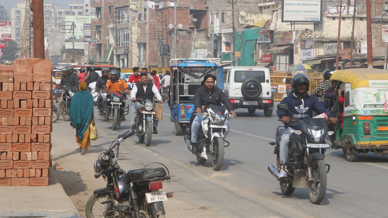 Traffic rules broken in Varanasi even in presence of police