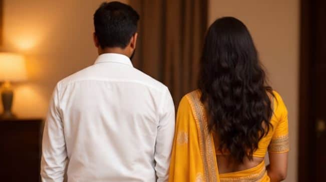 महिला और युवक सांकेतिक तस्वीर