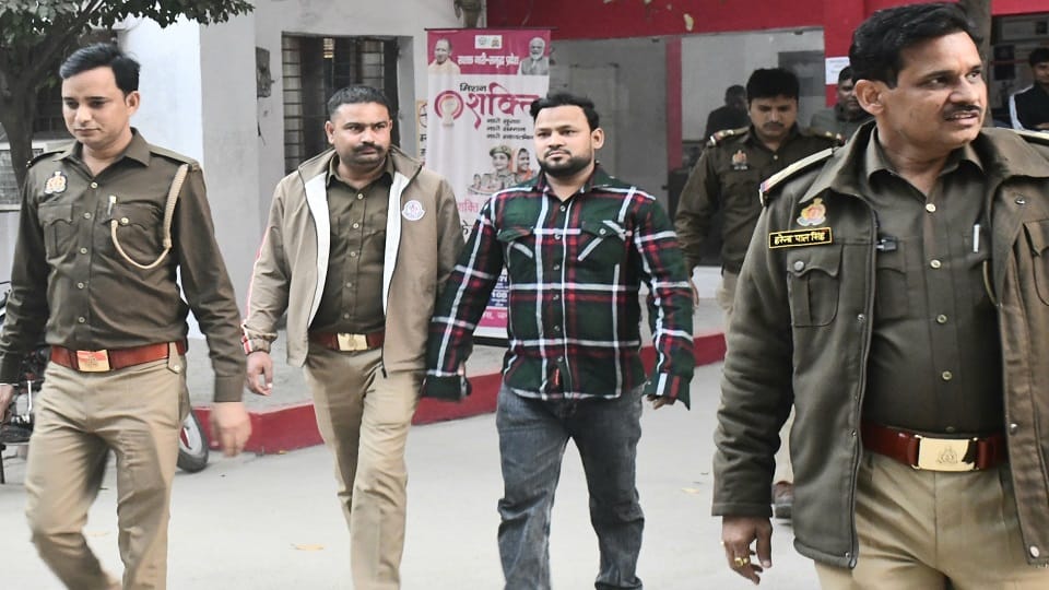 UP: Muzaffarnagar police, who came to raid in Lalkurti, surrounded, pushed, accused caught