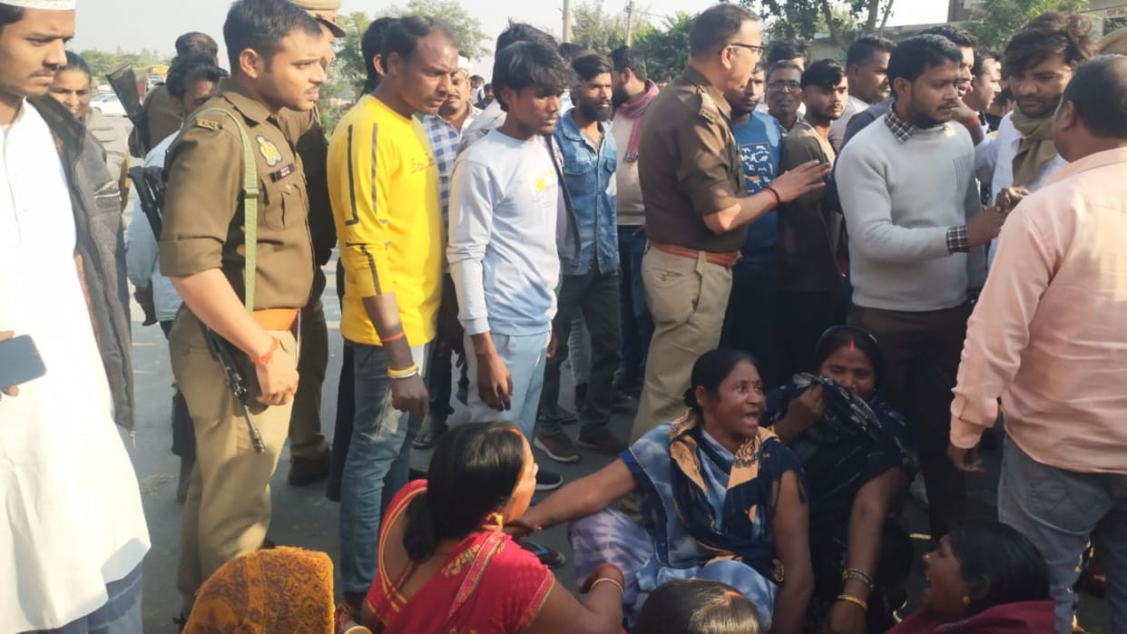 Road accident Woman died after hit by bus Akhilesh Yadav stuck in traffic jam donates one lakh in Azamgarh