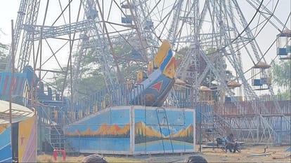 नुमाइश के लिए लगते झूले