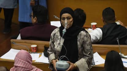 AAP and BJP councilors clash in MCD House in delhi