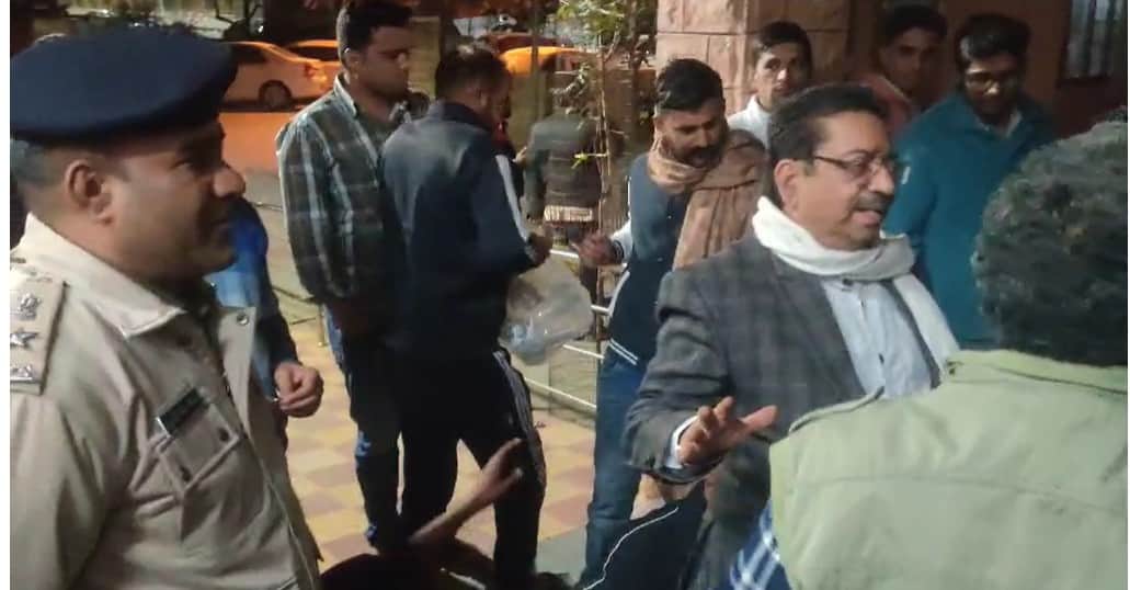 पुलिस-वकीलों के बाच झड़प