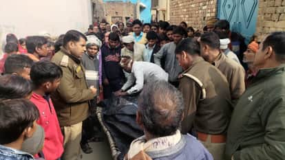 युवक की मौत के बाद जांच करती पुलिस