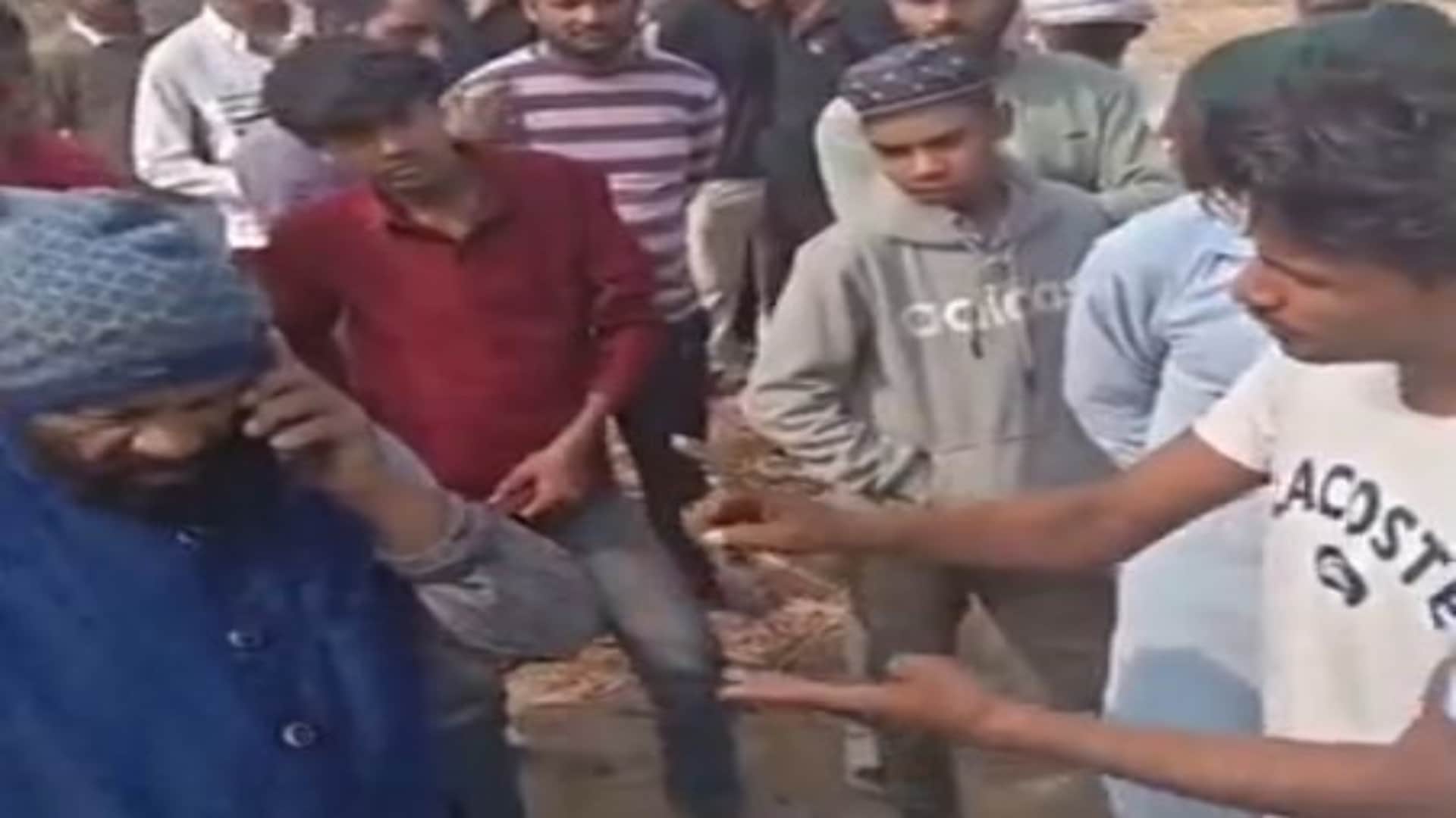 विरोध प्रदर्शन करते ग्रामीण