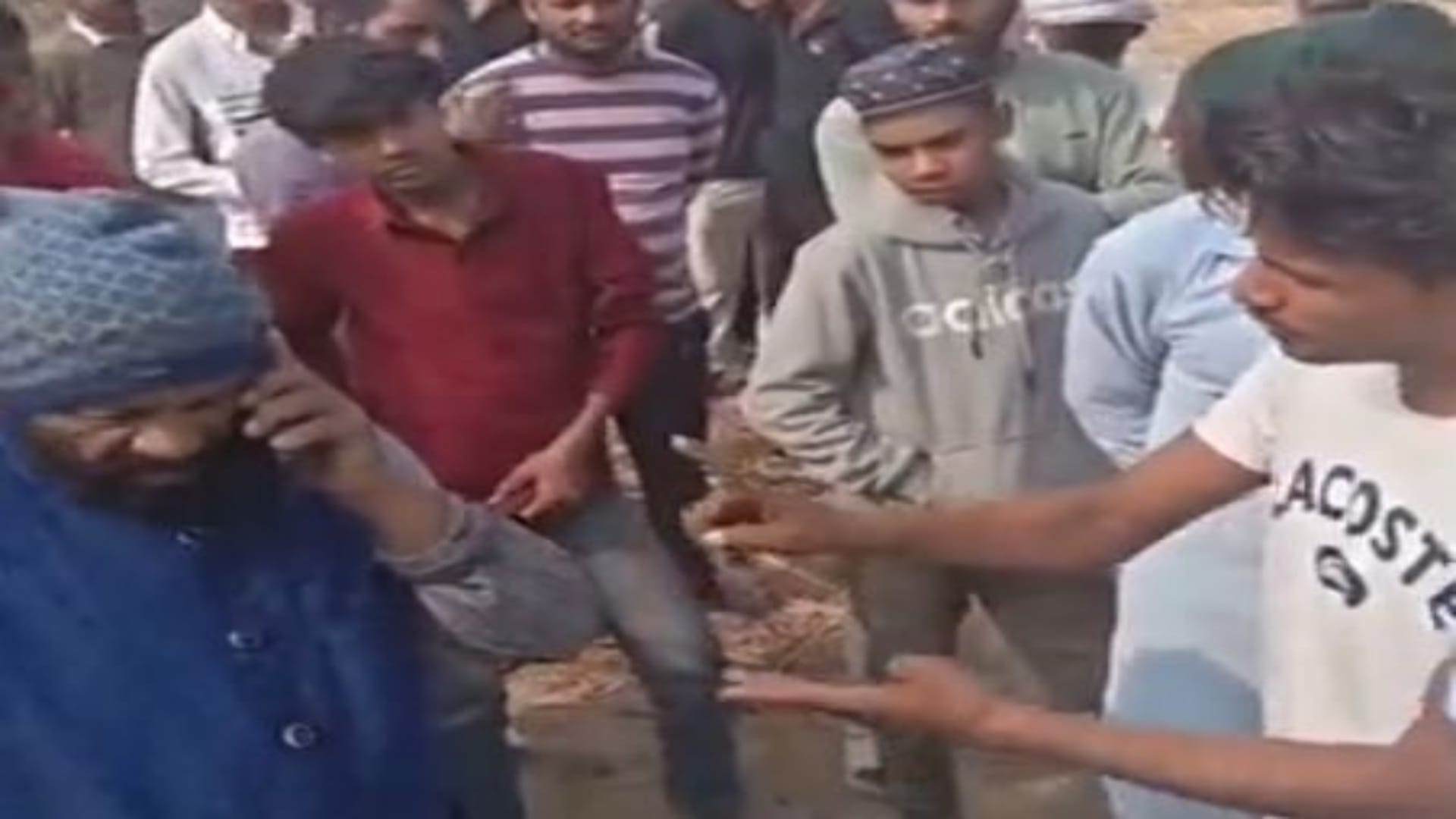 विरोध प्रदर्शन करते ग्रामीण