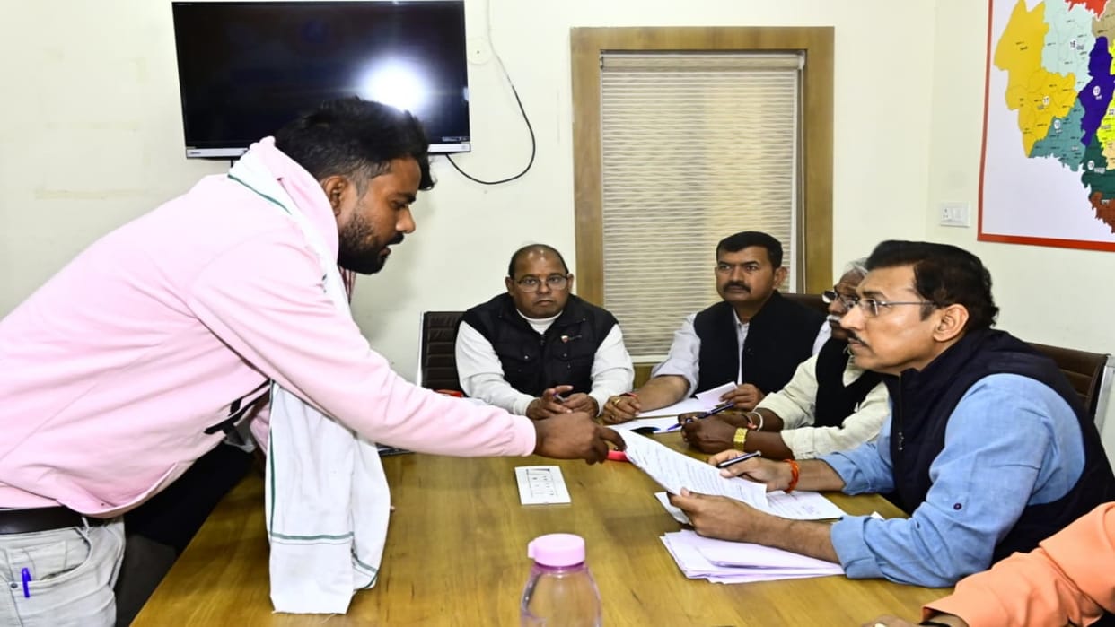Jaipur News: Party workers raised issues at BJP office, Colonel Rathore said- every problem will be resolved