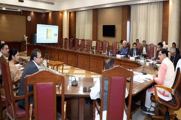 सीएम ने स्कूल शिक्षा विभाग की समीक्षा की