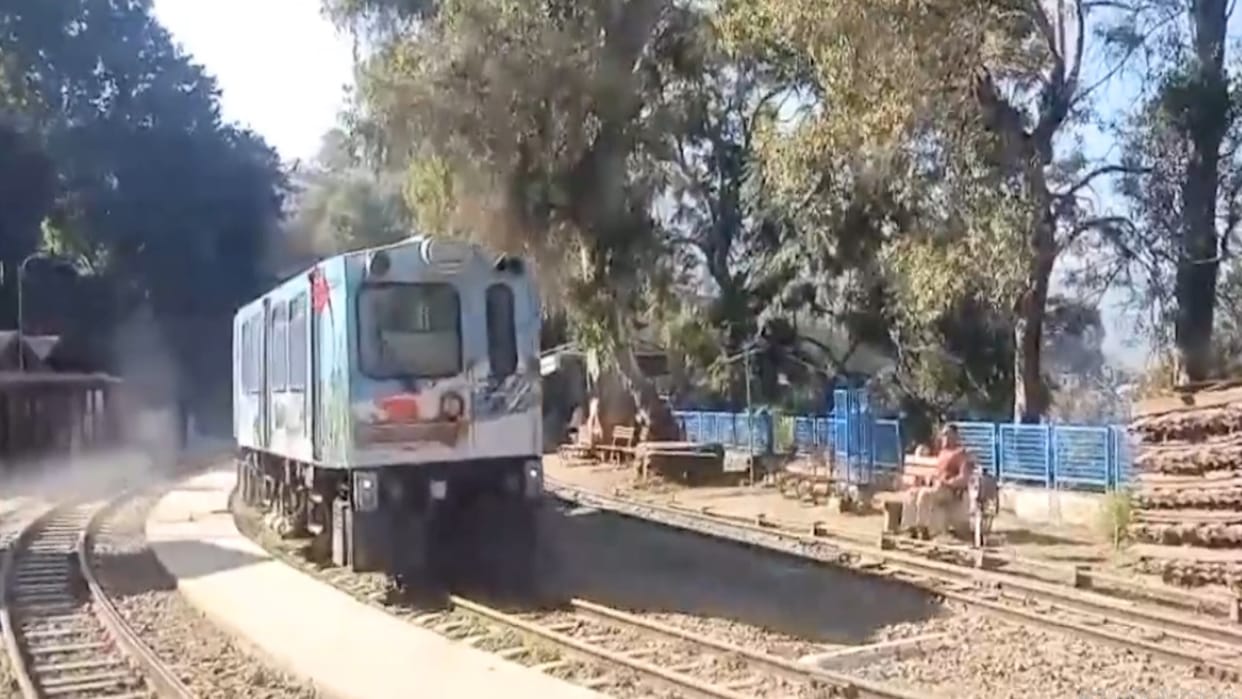 Testing of the Hydraulic Multiple Unit on the Kalka-Shimla route successful; one set consists of three coaches