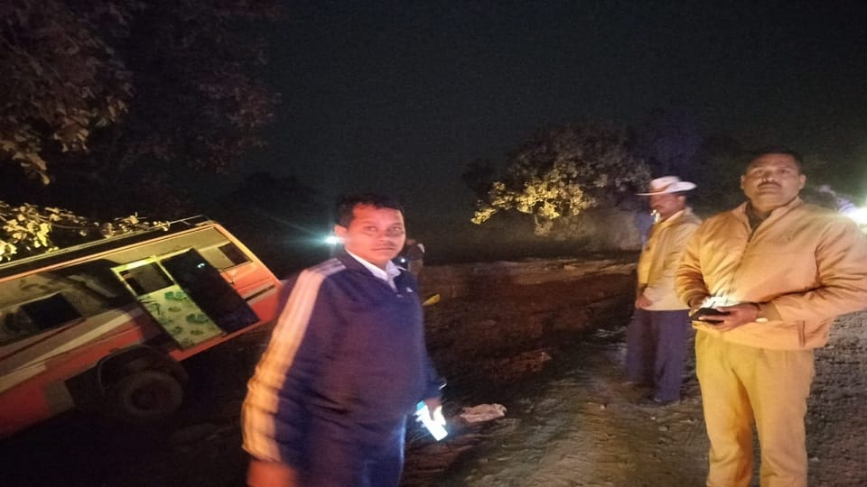 यात्री बस पलटी