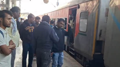 Kanpur: passenger activated the fire extinguisher and the train coach filled with smoke
